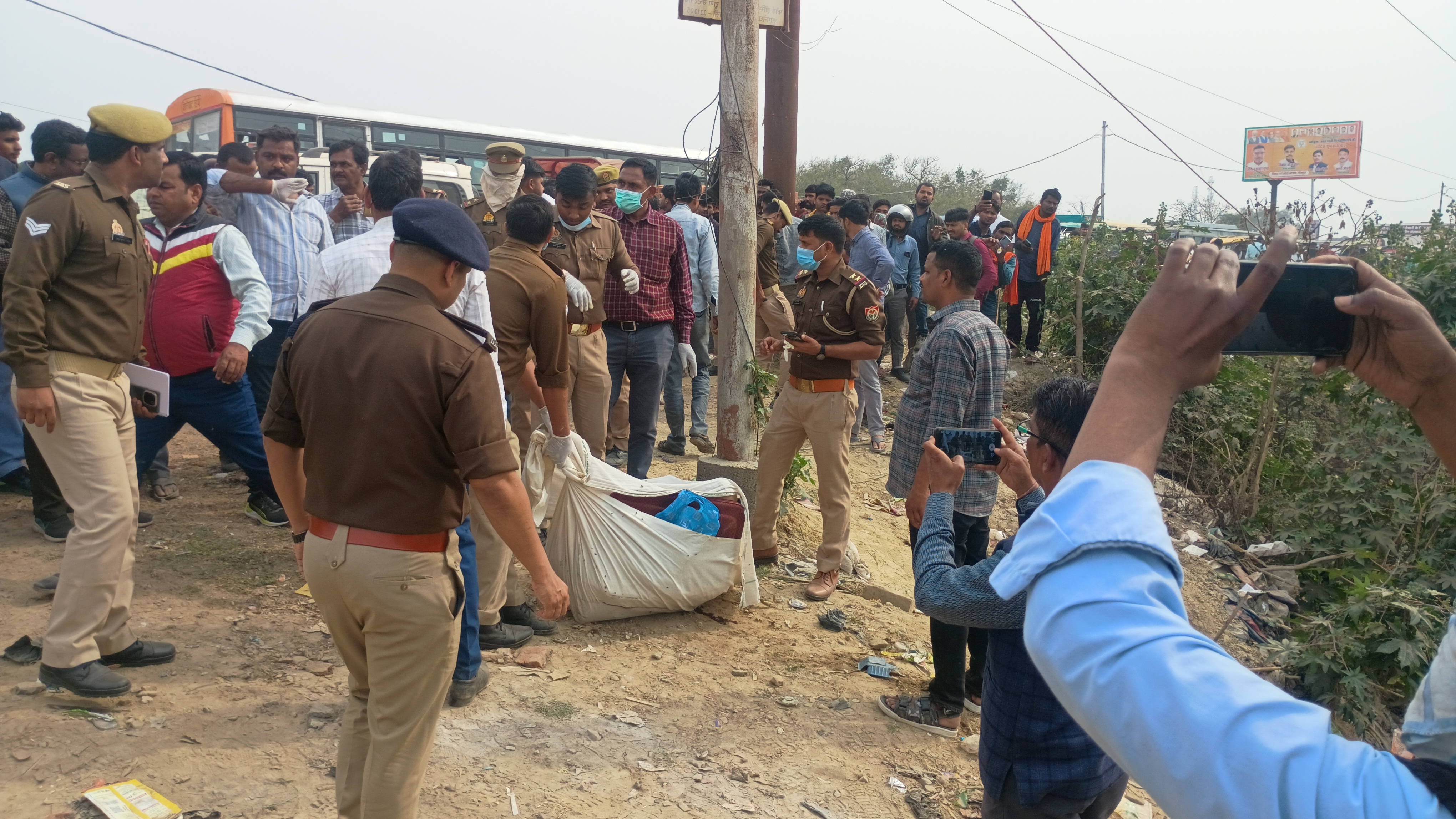 सूटकेश में बंद मिली अज्ञात महिला की लाश फैली सनसनी,पुलिस जांच पड़ताल में जुटी सूटकेश में बंद मिली अज्ञात महिला की लाश फैली सनसनी,पुलिस जांच पड़ताल में जुटी
