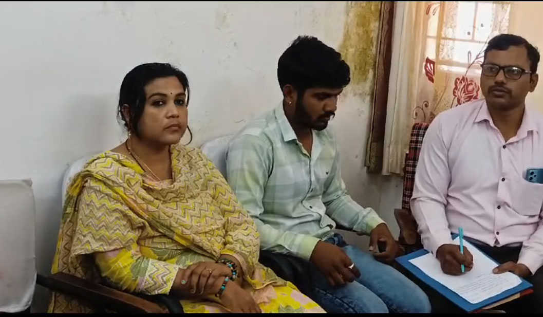 Seoni: Junior supply officer and driver arrested while taking bribe of forty thousand rupees. Seoni: Junior supply officer and driver arrested while taking bribe of forty thousand rupees.