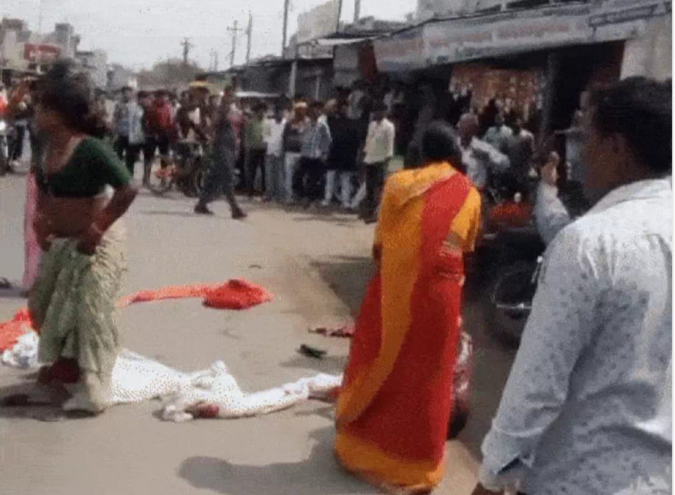 के दो गुट भिड़े,निर्वस्त्र कर की गई मारपीट के दो गुट भिड़े,निर्वस्त्र कर की गई मारपीट