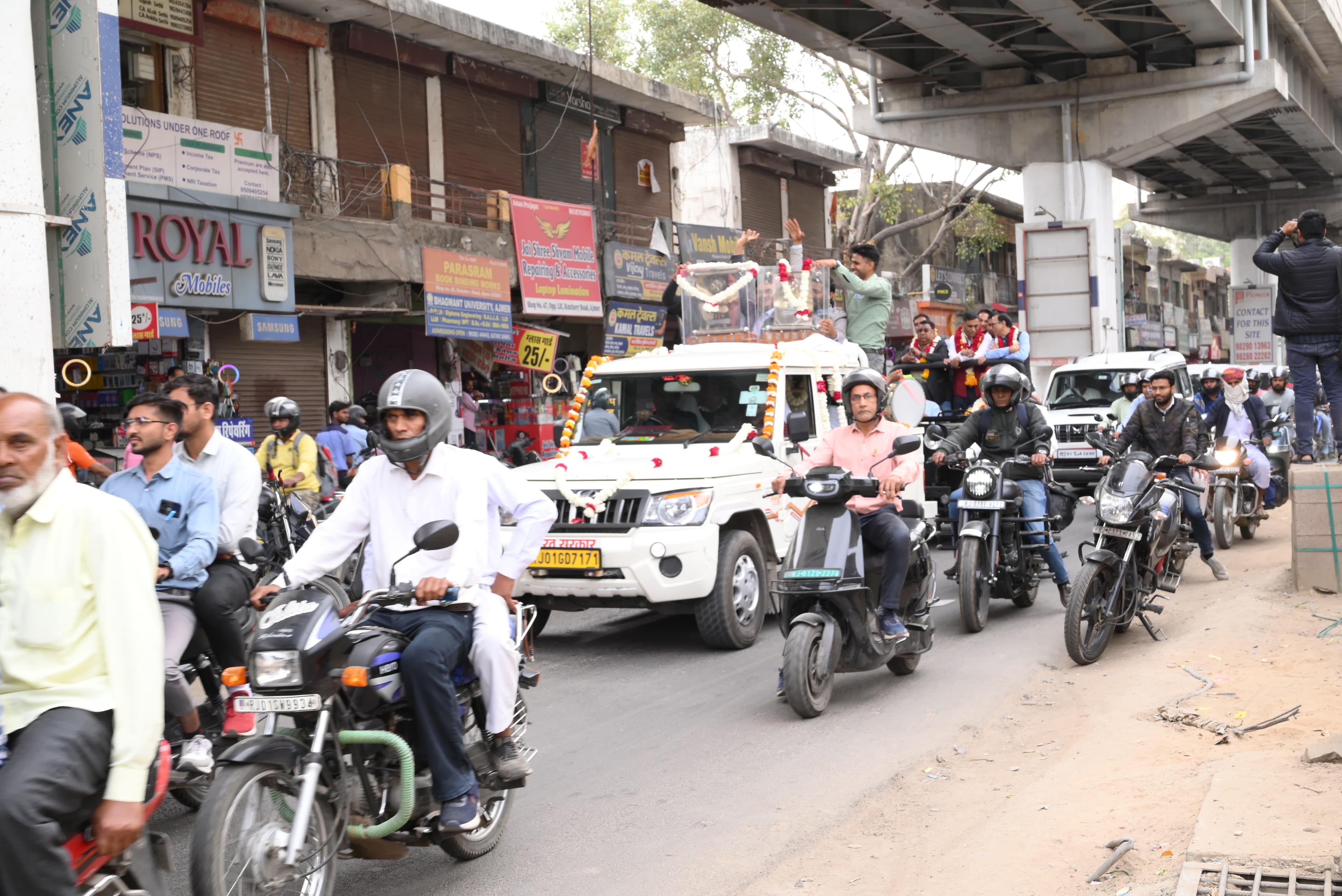 टीम की मेहनत व कार्य के प्रति निष्ठा से जीती महाप्रबंधक शील्ड— डीआरएम टीम की मेहनत व कार्य के प्रति निष्ठा से जीती महाप्रबंधक शील्ड— डीआरएम