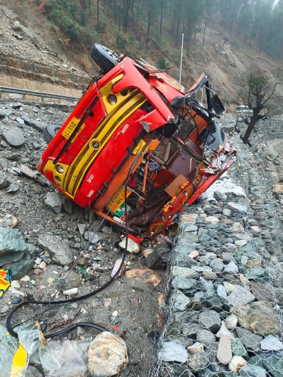 बनाला में लुढक़ी निजी प्रेम बस, विश्वकर्मा मंदिर के पास पहाड़ी से गिरी चट्टानें। बनाला में लुढक़ी निजी प्रेम बस, विश्वकर्मा मंदिर के पास पहाड़ी से गिरी चट्टानें।