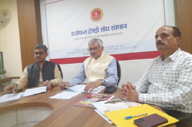 राष्ट्रीय शोधार्थी समागम की जानकारी देते हुए शोध संस्थान के निदेशक राष्ट्रीय शोधार्थी समागम की जानकारी देते हुए शोध संस्थान के निदेशक