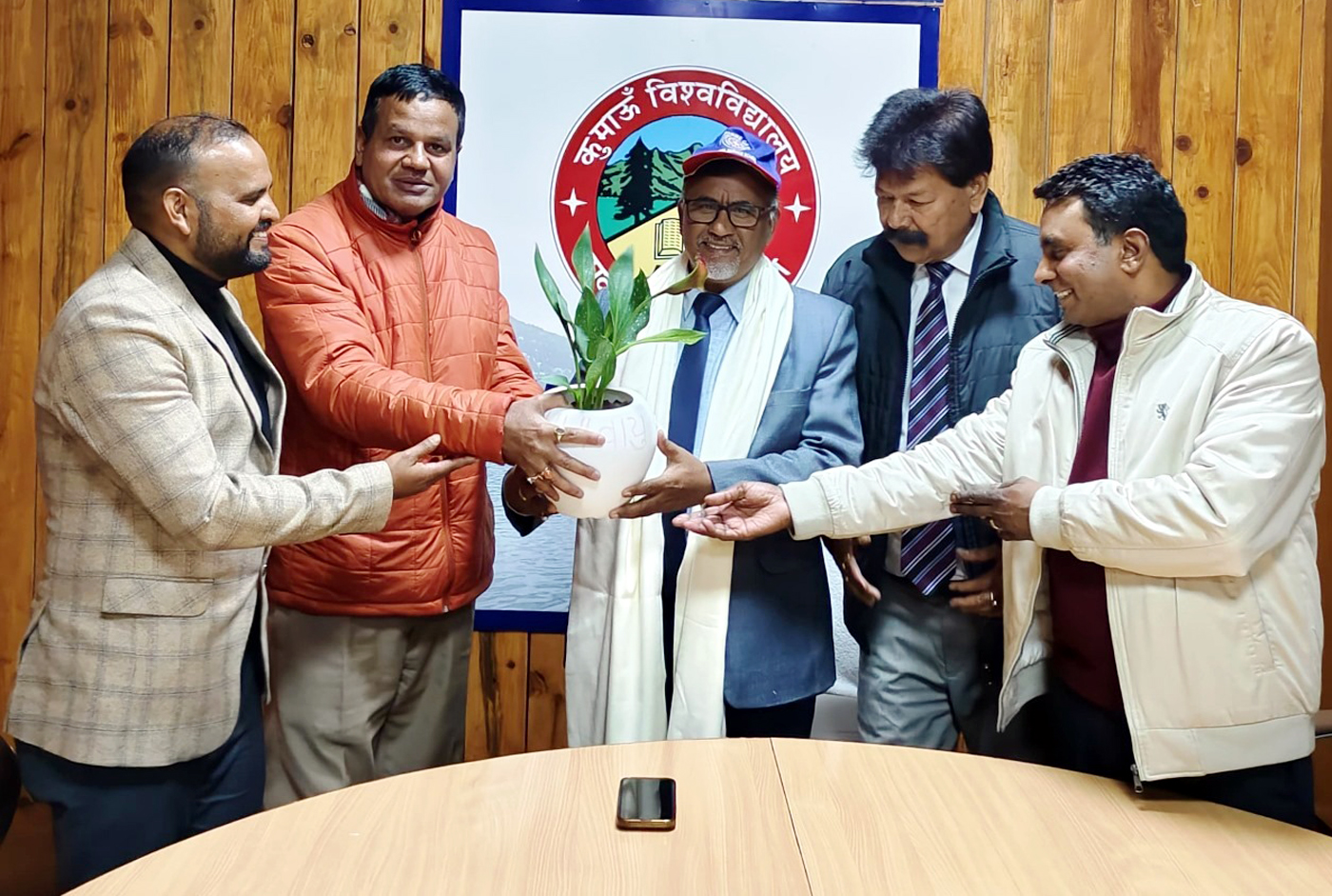 कुमाऊं विश्वविद्यालय के कुलपति को सम्मानित करते कूटा के पदाधिकारी। कुमाऊं विश्वविद्यालय के कुलपति को सम्मानित करते कूटा के पदाधिकारी।