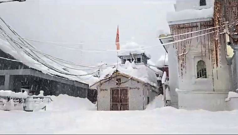 गंगाेत्री धाम में बर्फबारी का एक दृश्य। गंगाेत्री धाम में बर्फबारी का एक दृश्य।
