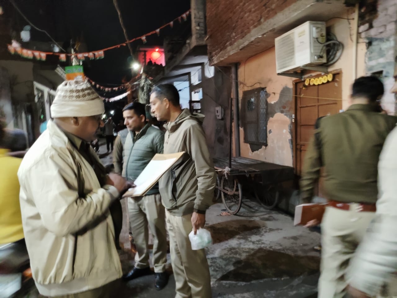 घटना स्थल पर पुलिस जांच करती हुई घटना स्थल पर पुलिस जांच करती हुई