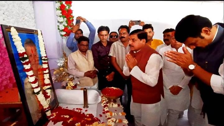 मुख्यमंत्री ने स्व. कुदउँ लारिया के चित्र पर पुष्प अर्पित कर दी श्रद्धांजलि मुख्यमंत्री ने स्व. कुदउँ लारिया के चित्र पर पुष्प अर्पित कर दी श्रद्धांजलि