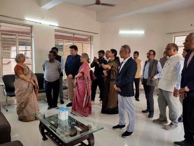 कुलपति सहित अन्य कुलपति सहित अन्य
