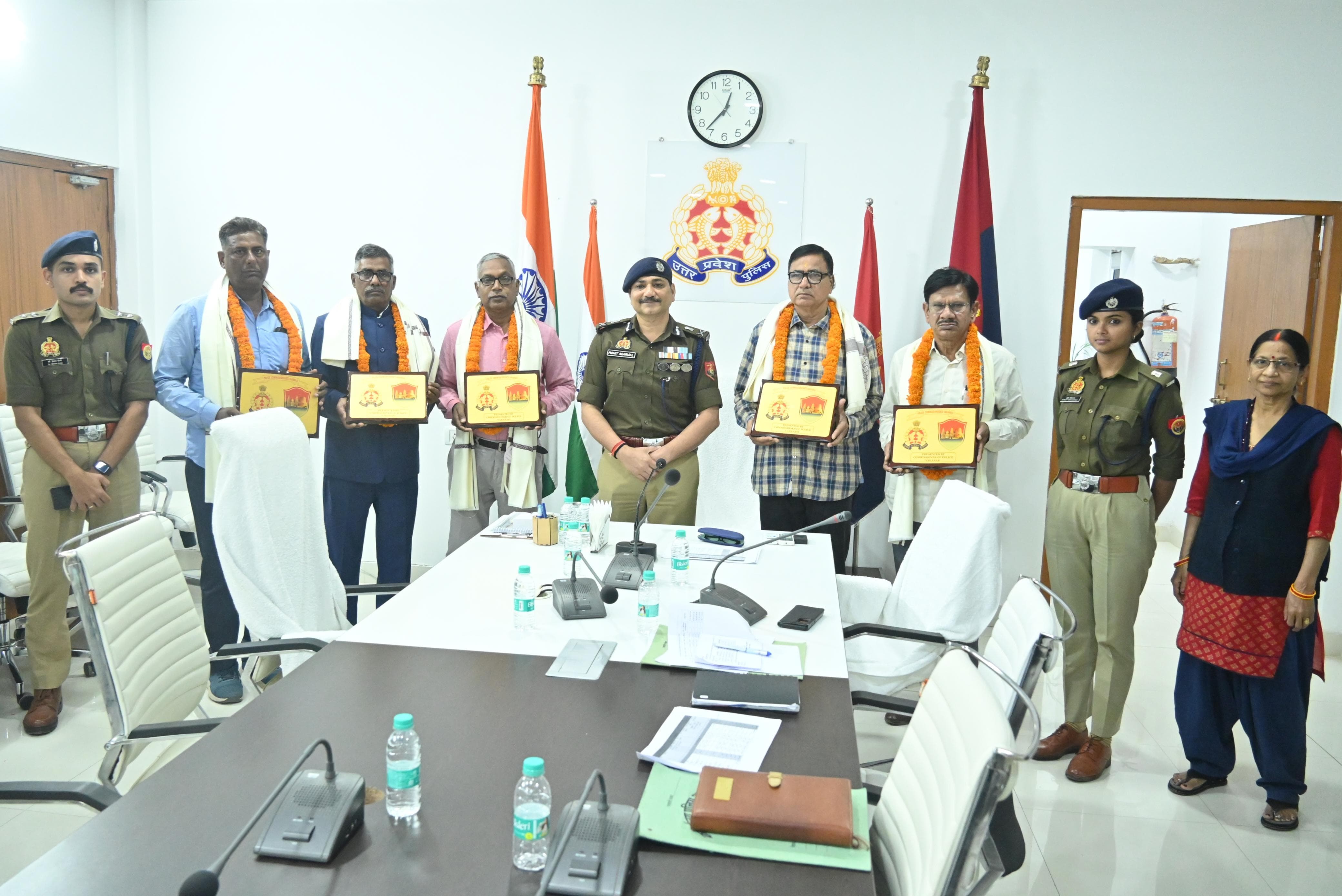 सेवानिवृत हुए पॉच पुलिस कर्मियों के साथ पुलिस कमिश्नर सेवानिवृत हुए पॉच पुलिस कर्मियों के साथ पुलिस कमिश्नर