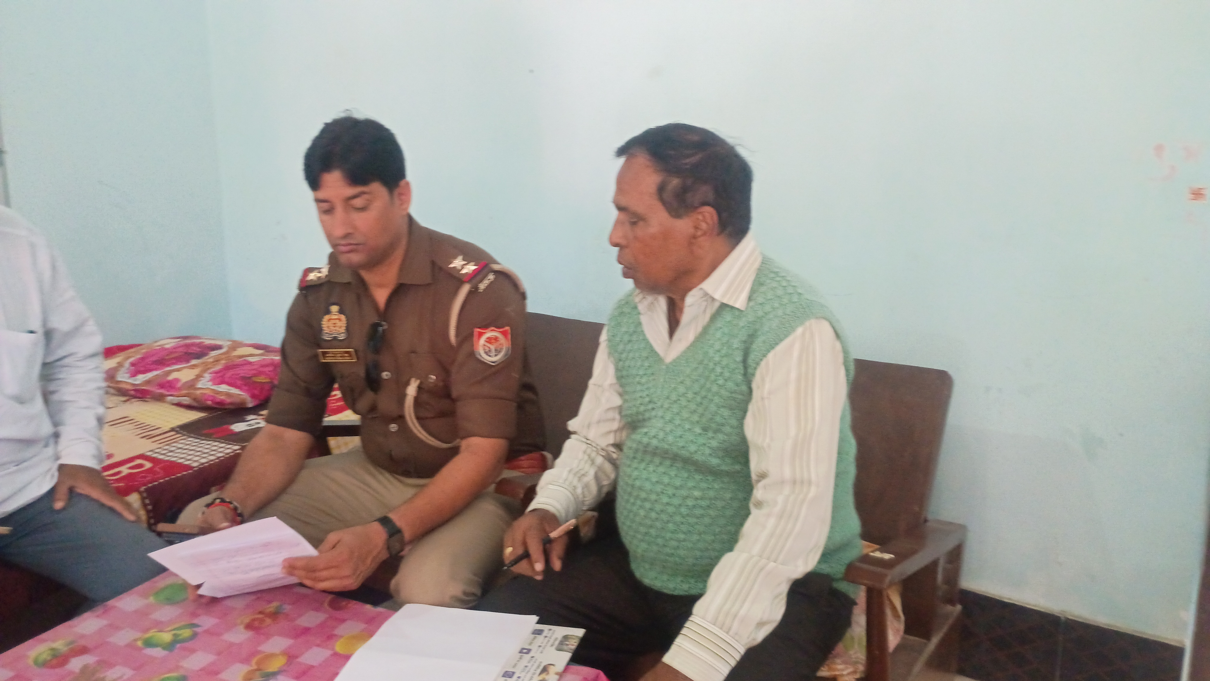 दिनदहाड़े हौसला बुलंद बदमाशों ने घर में घुसकर कर महिला के गले से चेन छीन कर फरार, पीड़ित परिवार से पूछताछ करते पुलिस दिनदहाड़े हौसला बुलंद बदमाशों ने घर में घुसकर कर महिला के गले से चेन छीन कर फरार, पीड़ित परिवार से पूछताछ करते पुलिस