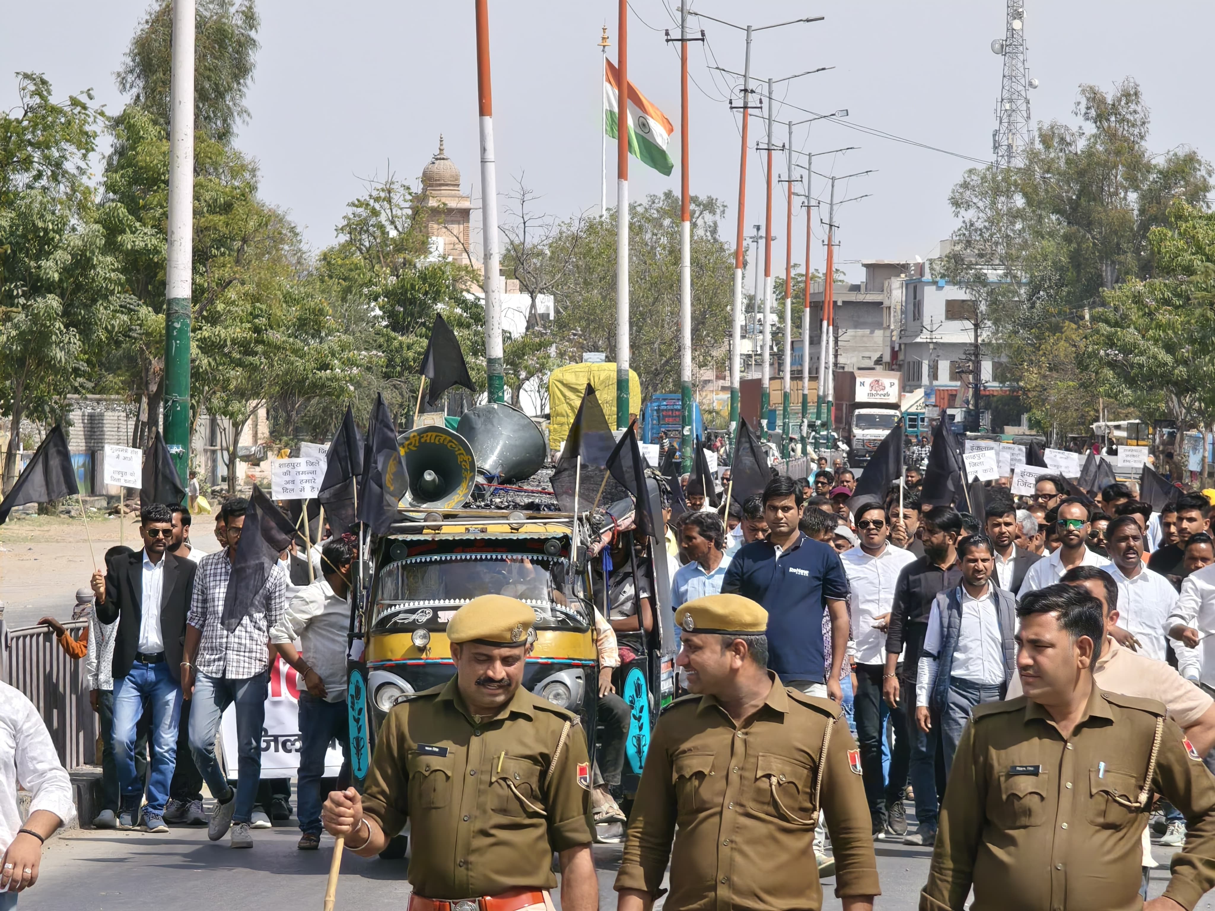 शाहपुरा जिला बहाली की मांग पर प्रदर्शन कर 200 जनों ने दी गिरफ्तारी 1 शाहपुरा जिला बहाली की मांग पर प्रदर्शन कर 200 जनों ने दी गिरफ्तारी 1