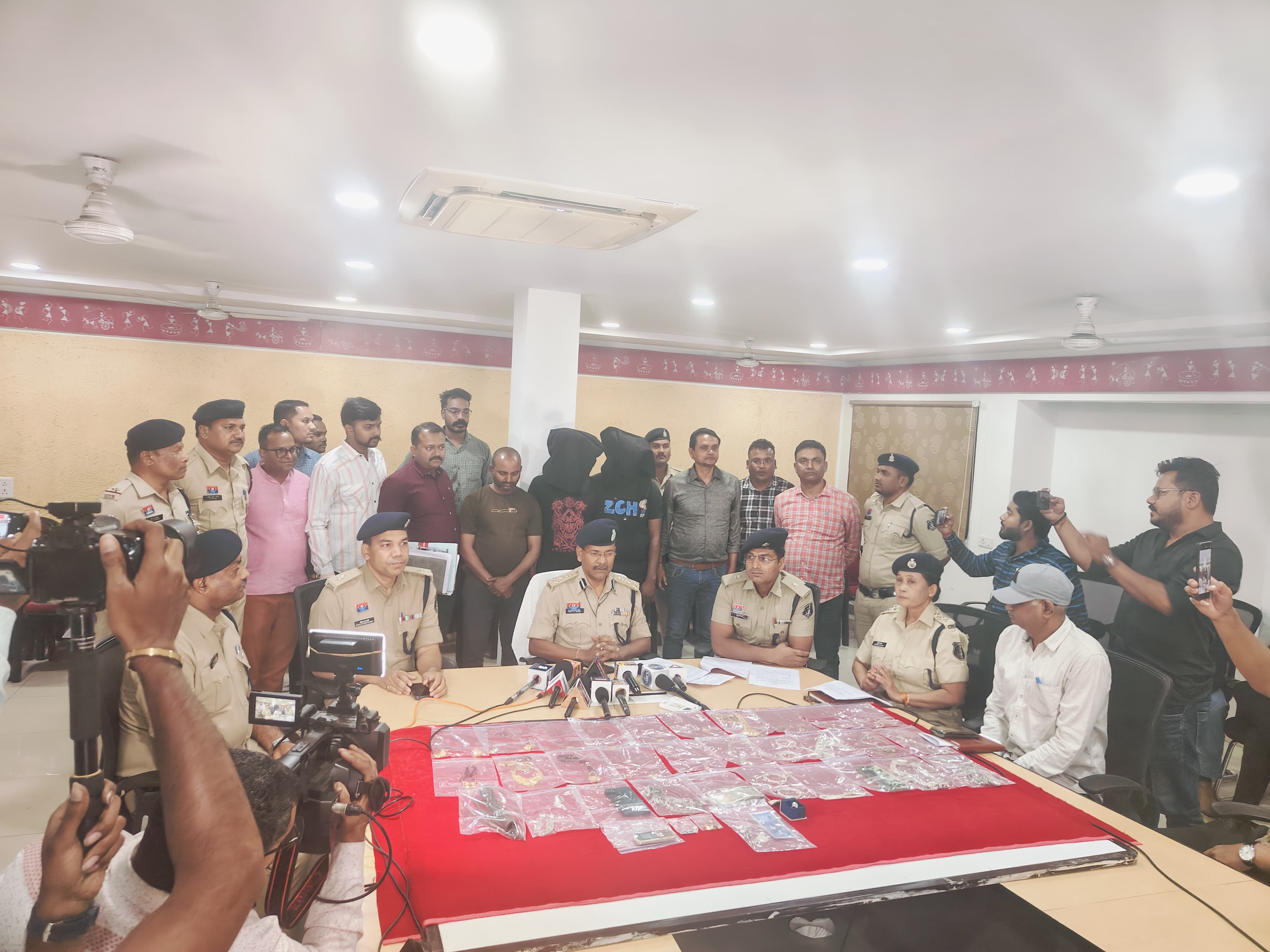 वरिष्ठ पुलिस अधीक्षक डॉ. लाल उमेद सिंह ने आज शुक्रवार को लूट के मामले का खुलासा करते हुए वरिष्ठ पुलिस अधीक्षक डॉ. लाल उमेद सिंह ने आज शुक्रवार को लूट के मामले का खुलासा करते हुए