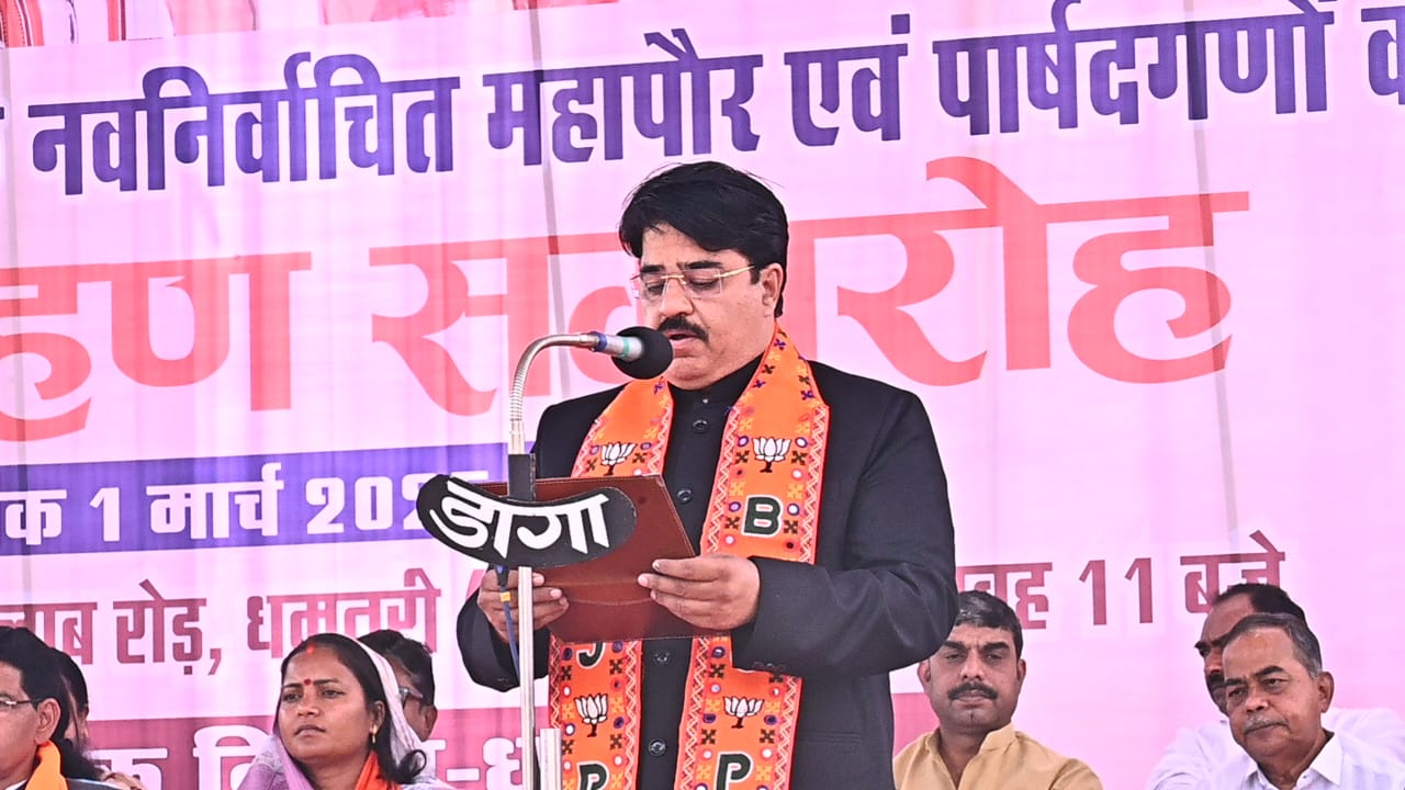 महापौर पद की शपथ लेते हुए रामू रोहरा। महापौर पद की शपथ लेते हुए रामू रोहरा।