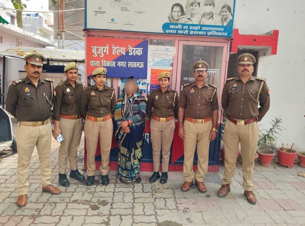 पुलिस के साथ खड़ी पकड़ी गई आरोपित महिला की फोटो पुलिस के साथ खड़ी पकड़ी गई आरोपित महिला की फोटो