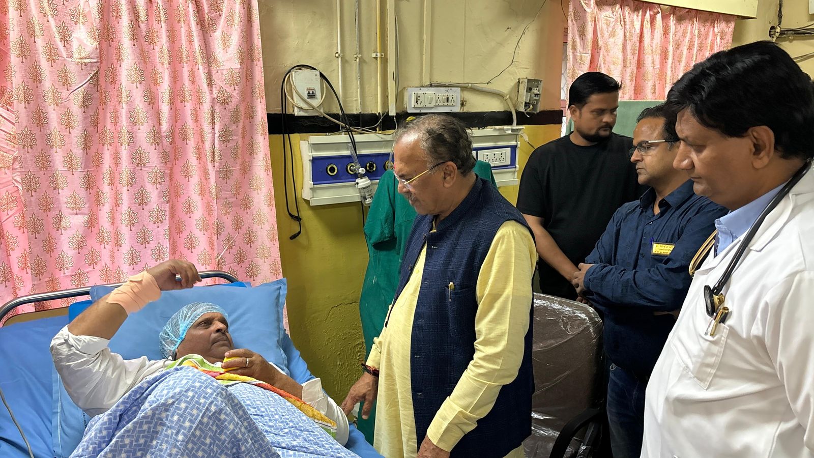 विधानसभा अध्यक्ष ने पूछी डॉ. शर्मा की कुशलक्षेम विधानसभा अध्यक्ष ने पूछी डॉ. शर्मा की कुशलक्षेम