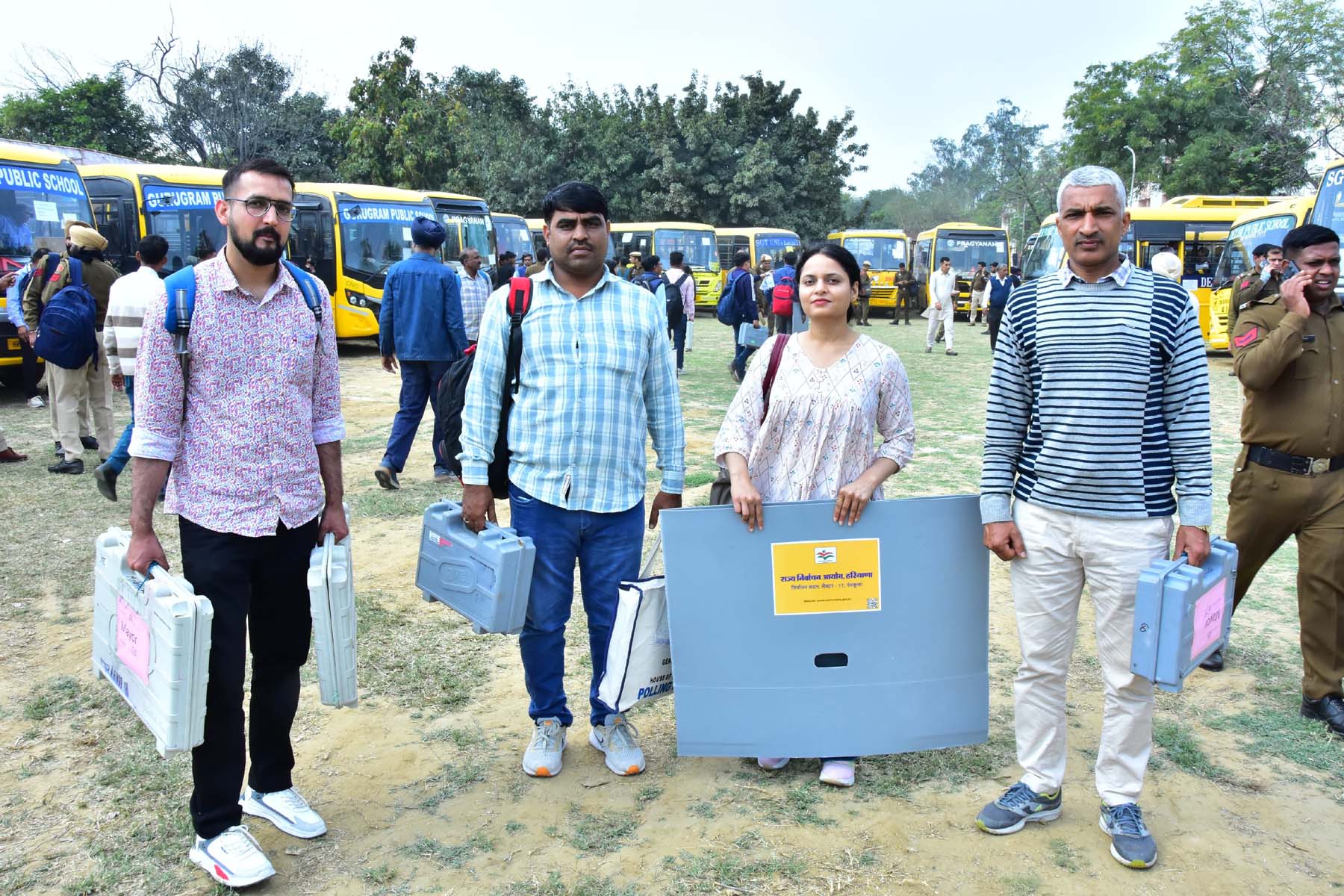 गुरुग्राम में निकाय चुनाव के लिए बूथों पर जाती  पोलिंग पार्टी।