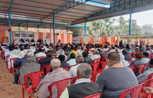 किसानों को संबोधत करते हुए विधायक कंवर सिंह यादव। किसानों को संबोधत करते हुए विधायक कंवर सिंह यादव।