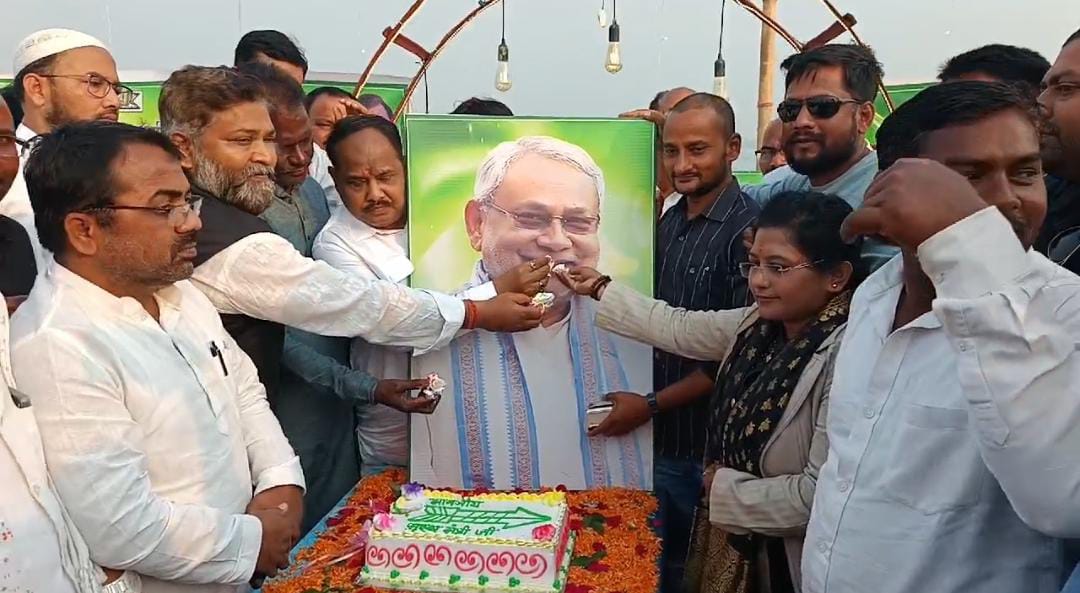 जन्मदिन मनाते कार्यकर्ता जन्मदिन मनाते कार्यकर्ता