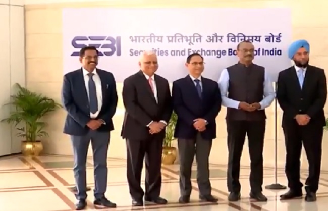 सेबी चेयरमैन का कार्यभार संभालते तुहिन कांत पांडेय सेबी चेयरमैन का कार्यभार संभालते तुहिन कांत पांडेय
