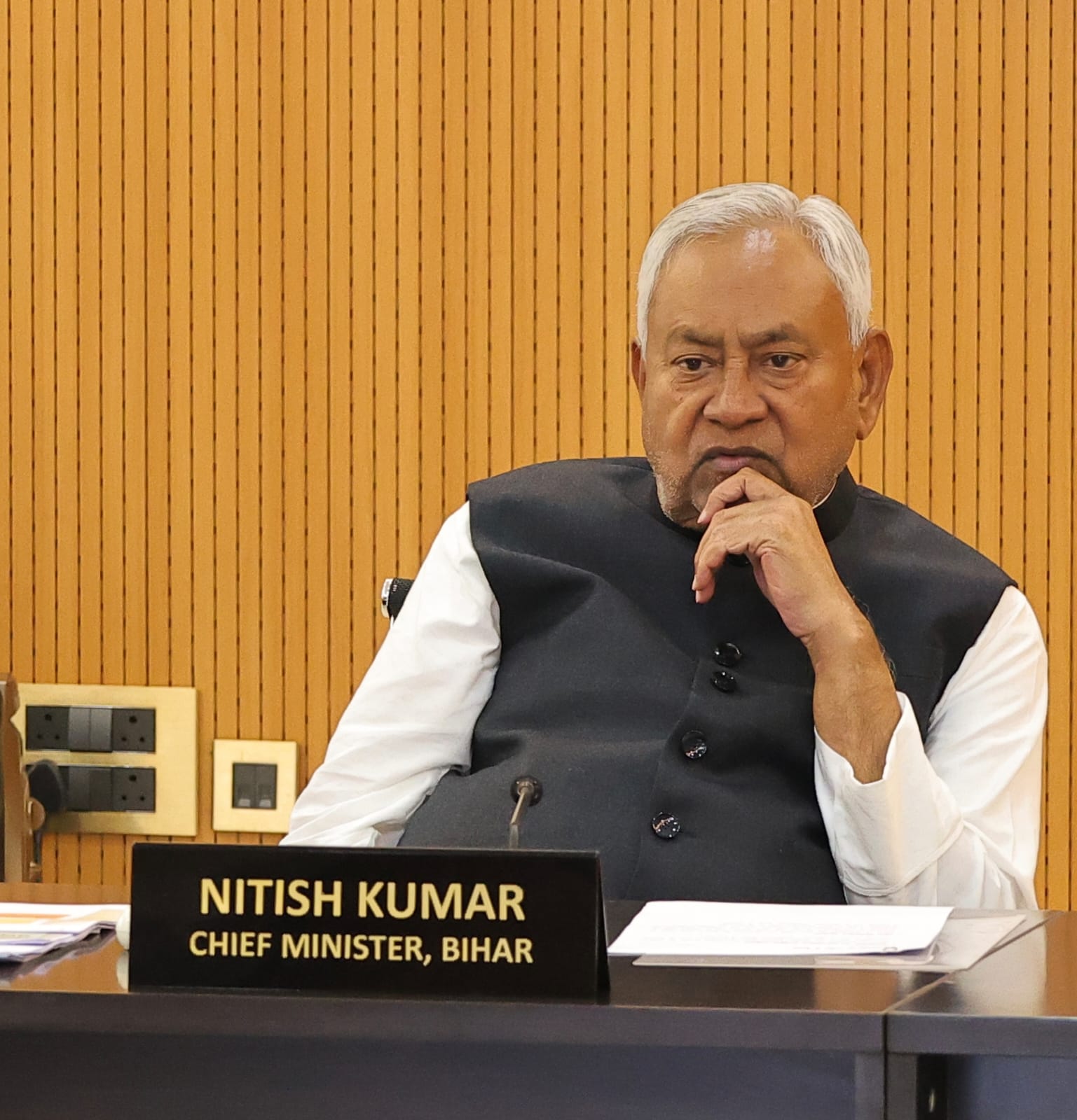 मध निषेध विभाग की समीक्षा बैठक करते मुख्यमंत्री मध निषेध विभाग की समीक्षा बैठक करते मुख्यमंत्री