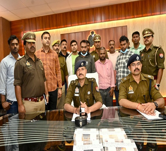 लूट मामले में गिरफ्तार आरोपित एवं पुलिस उपायुक्त नगर का छाया चित्र लूट मामले में गिरफ्तार आरोपित एवं पुलिस उपायुक्त नगर का छाया चित्र