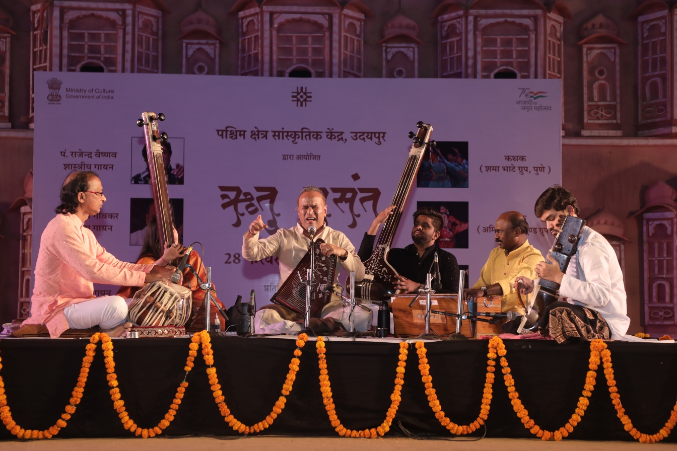 ‘शुभ दिन घड़ी आज प्रगट भये नंद कन्हाई’ ‘शुभ दिन घड़ी आज प्रगट भये नंद कन्हाई’