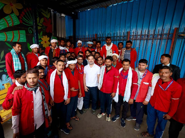 नई दिल्ली रेलवे स्टेशन पर कुलियों के बीच कांग्रेस नेता एवं लोकसभा में नेता विपक्ष राहुल गांधी नई दिल्ली रेलवे स्टेशन पर कुलियों के बीच कांग्रेस नेता एवं लोकसभा में नेता विपक्ष राहुल गांधी