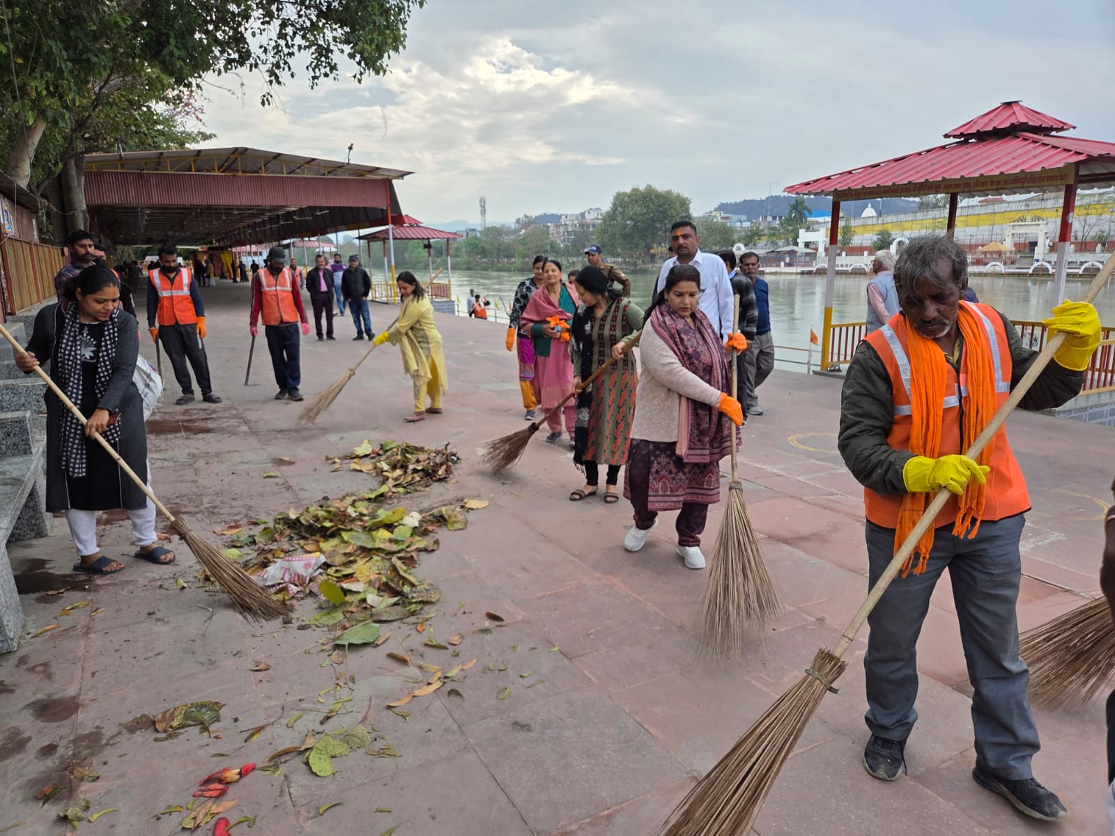 मेयर ने चलाया सफाई अभियान मेयर ने चलाया सफाई अभियान