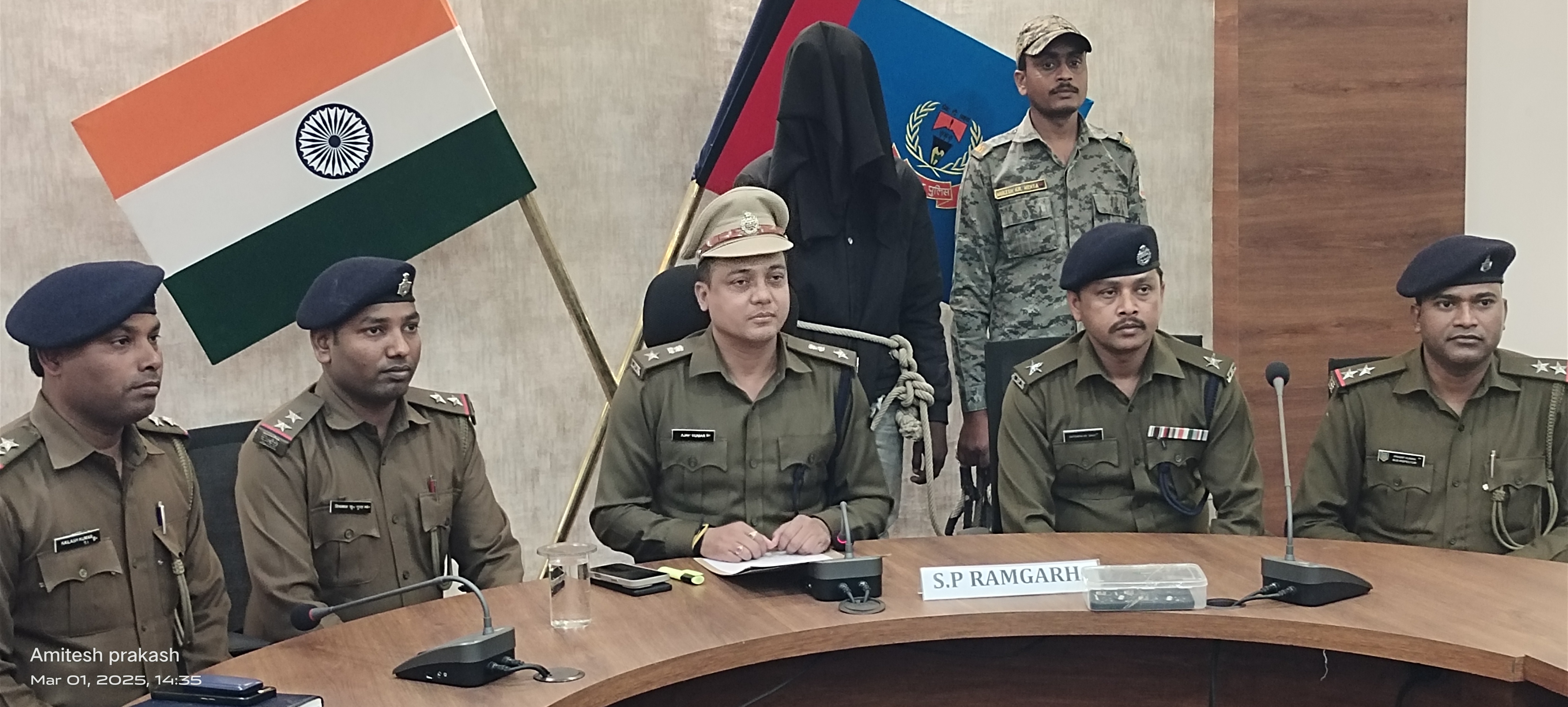 प्रेस कॉन्फ्रेंस करते रामगढ़ एसपी अजय कुमार प्रेस कॉन्फ्रेंस करते रामगढ़ एसपी अजय कुमार