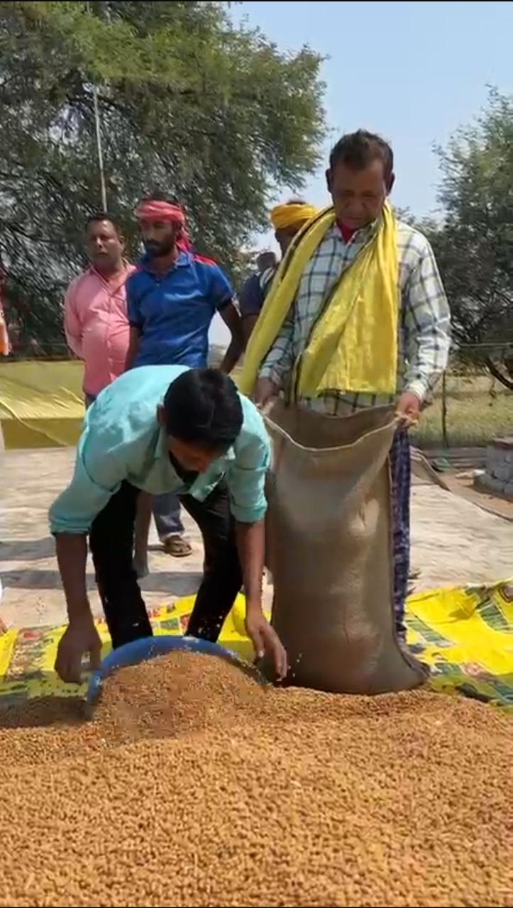 धमतरी जिले के भखारा ब्लाक में चना खरीदी के पूर्व पूजन करते हुए ग्रामीण। धमतरी जिले के भखारा ब्लाक में चना खरीदी के पूर्व पूजन करते हुए ग्रामीण।