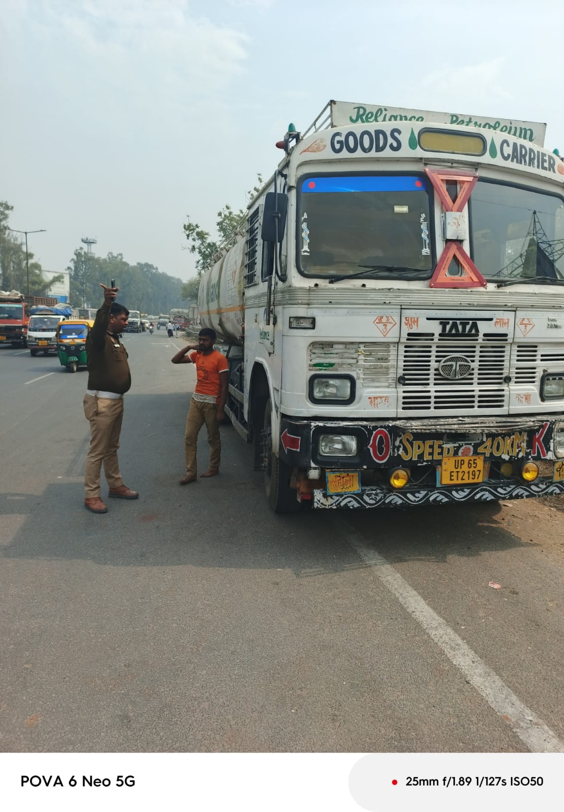 कार्रवाई करते ट्रैफिक पुलिस कर्मी कार्रवाई करते ट्रैफिक पुलिस कर्मी