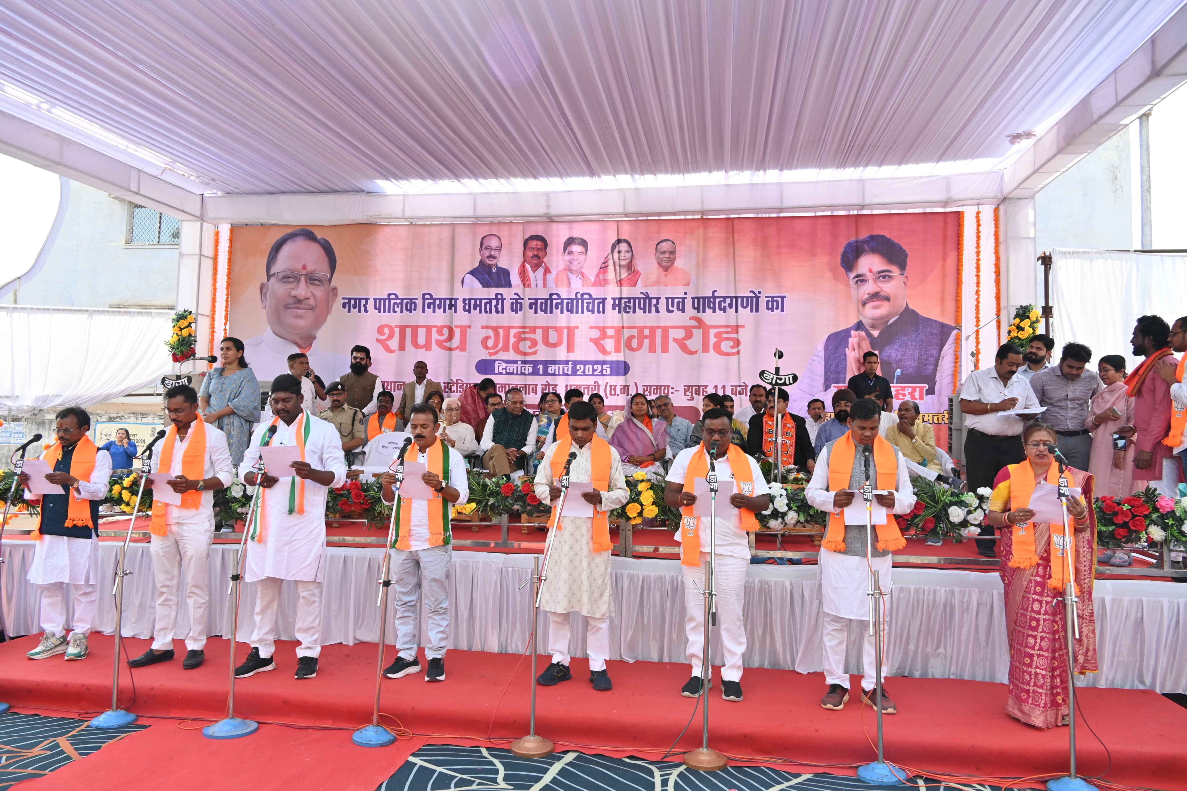 नगर निगम के 40 पार्षदों ने भी ली अलग-अलग शपथ नगर निगम के 40 पार्षदों ने भी ली अलग-अलग शपथ