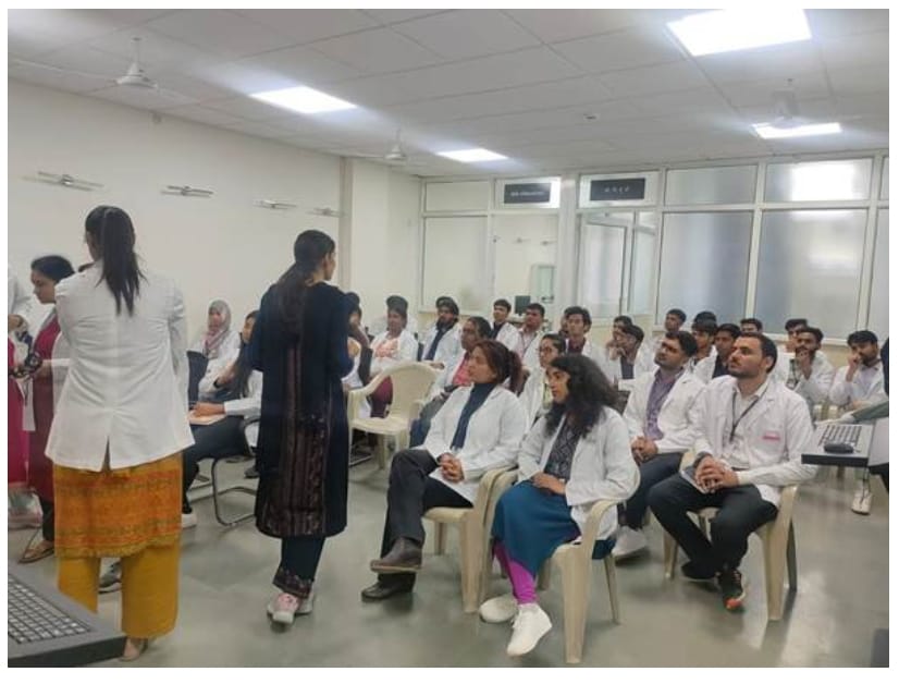 वैज्ञानिक के रूप में एक दिन पहल के तहत आयुष लैब में चिकित्सा पद्धति का जायजा लेते हुए छात्र वैज्ञानिक के रूप में एक दिन पहल के तहत आयुष लैब में चिकित्सा पद्धति का जायजा लेते हुए छात्र