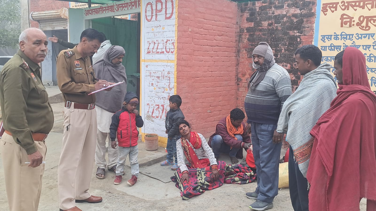 घटना के बाद परिजनों के बयान दर्ज करती रेलवे पुलिस। घटना के बाद परिजनों के बयान दर्ज करती रेलवे पुलिस।