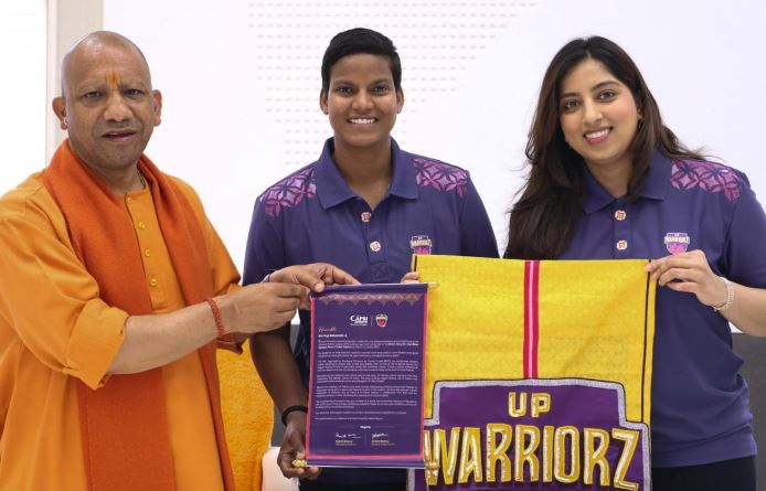 यूपी के सीएम योगी आदित्यनाथ के साथ दीप्ति शर्मा और जिनिशा शर्मा यूपी के सीएम योगी आदित्यनाथ के साथ दीप्ति शर्मा और जिनिशा शर्मा