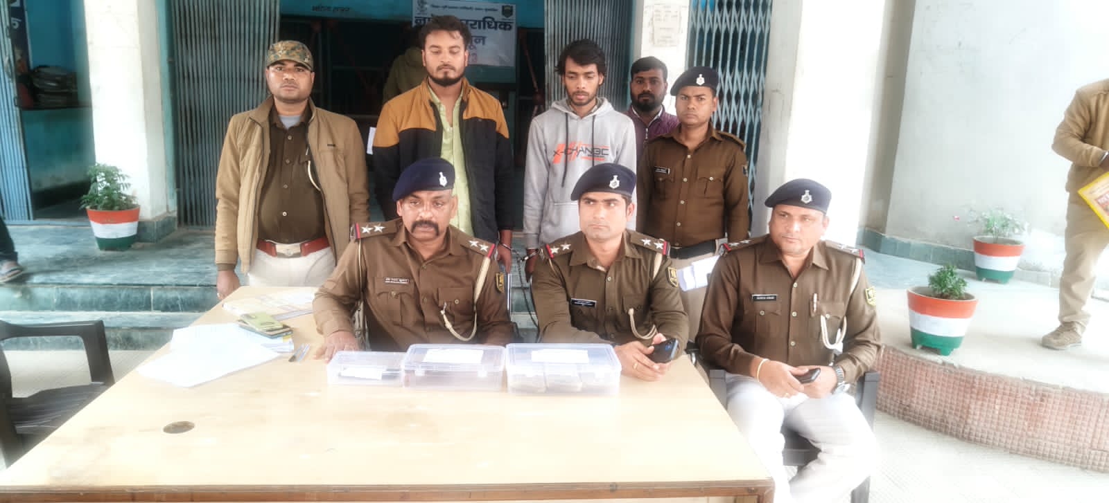 पुलिस गिरफ्त में लूट कांड के आरोपी पुलिस गिरफ्त में लूट कांड के आरोपी