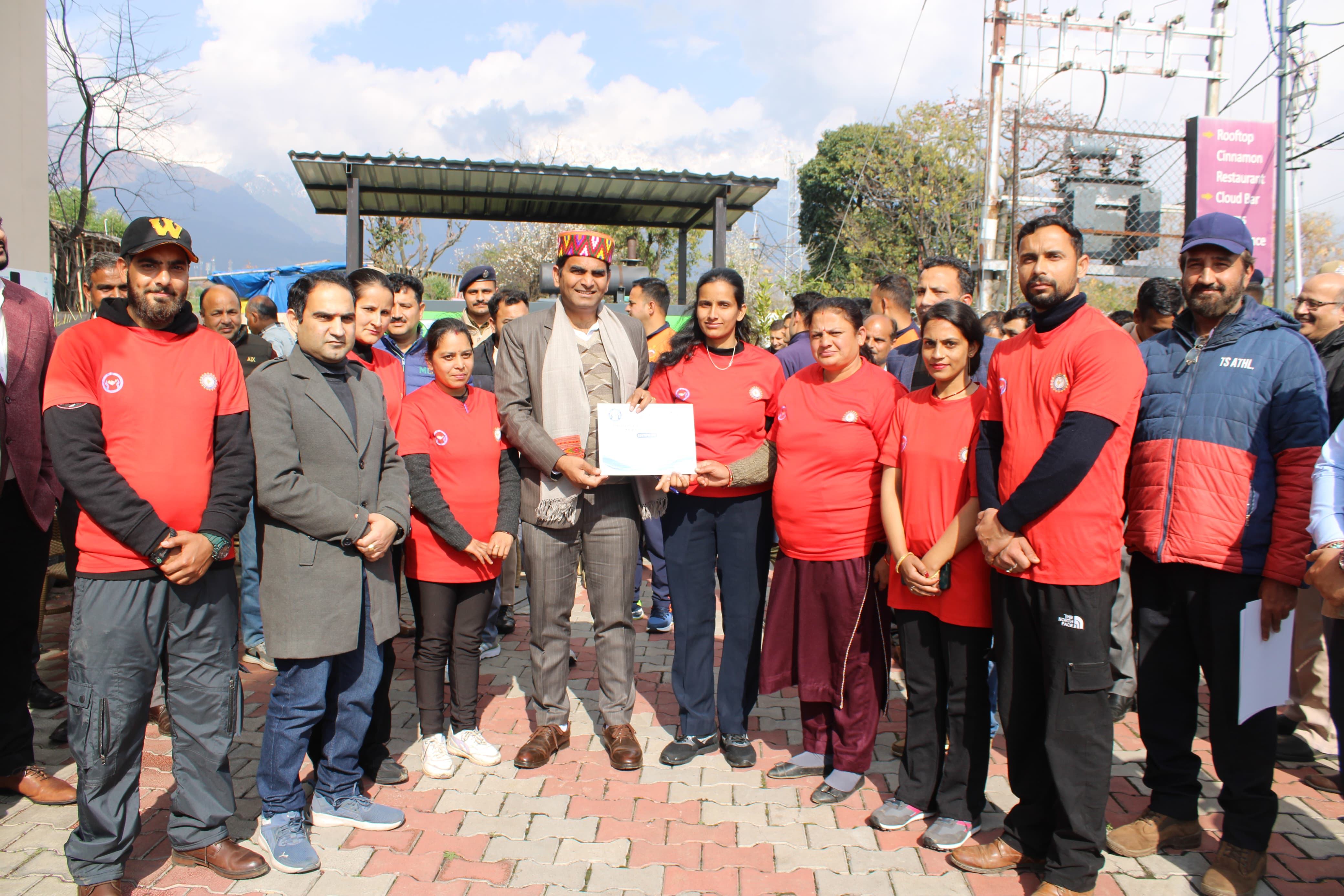तीन दिवसीय प्रशिक्षण कार्यक्रम के दौरान प्रतिभागियों को सम्मानित करते हुए उपायुक्त कांगड़ा। तीन दिवसीय प्रशिक्षण कार्यक्रम के दौरान प्रतिभागियों को सम्मानित करते हुए उपायुक्त कांगड़ा।