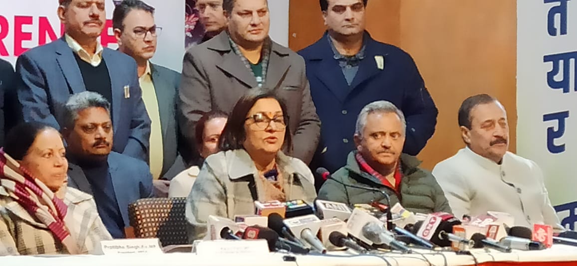 रजनी पाटिल पत्रकार वार्ता को सम्बोधित करते हुए रजनी पाटिल पत्रकार वार्ता को सम्बोधित करते हुए