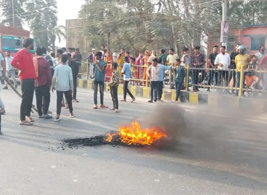 स्कूल में छात्रा पर सूखे पेड़ की गिरी टहनी, एक छात्रा ने अस्पताल में तोड़ी दम, आक्रोशित परिजनों ने किया सड़क जाम