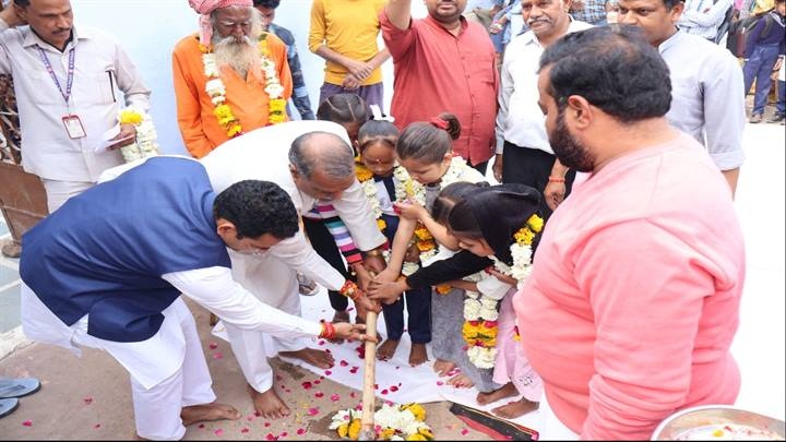बस्तियों में कन्याओं से कराया सड़कों का भूमि पूजन बस्तियों में कन्याओं से कराया सड़कों का भूमि पूजन