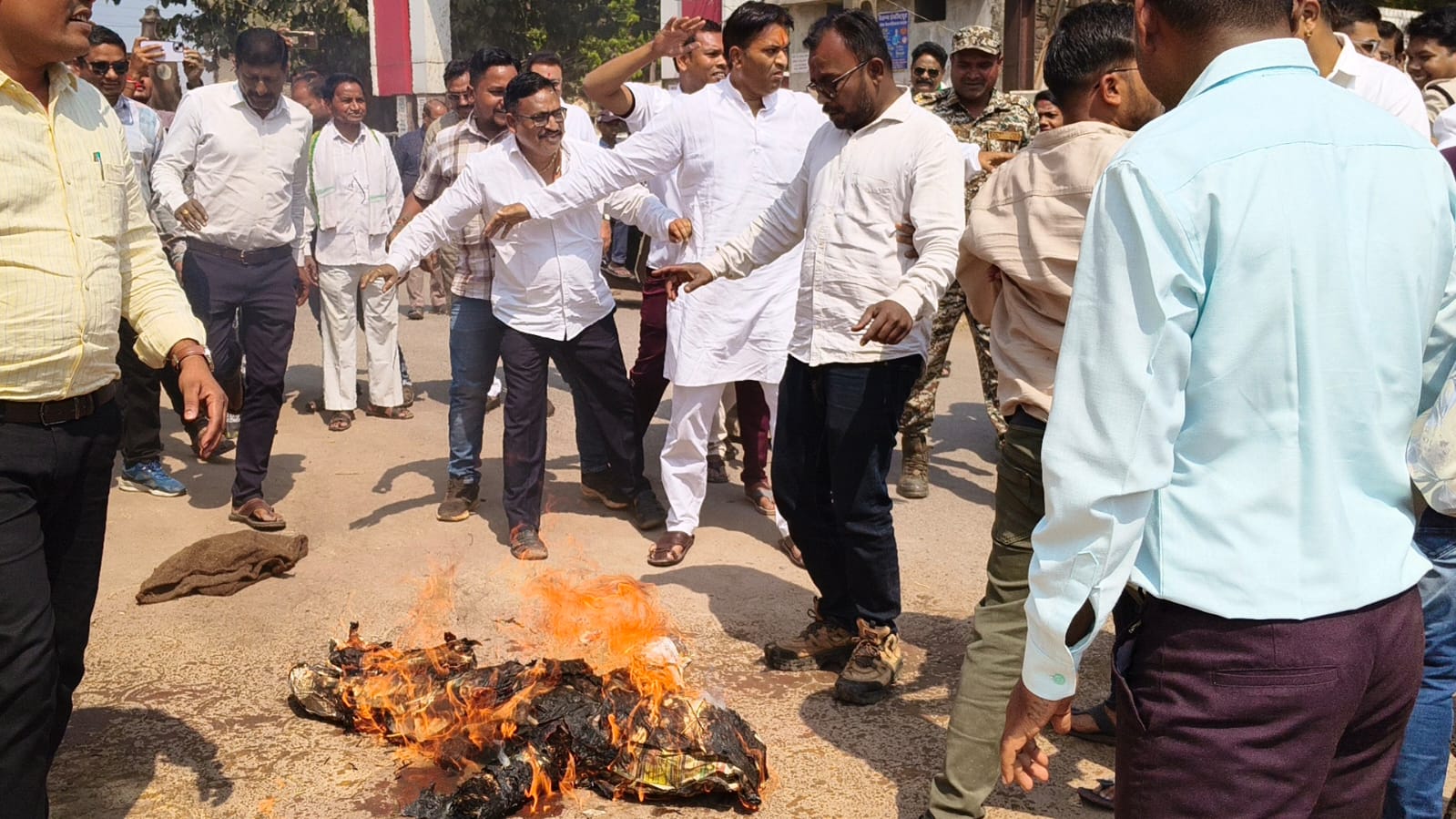 गांधी मैदान के पास केंद्र सरकार व ईडी का पुतला फूंकते हुए कांग्रेसी। गांधी मैदान के पास केंद्र सरकार व ईडी का पुतला फूंकते हुए कांग्रेसी।