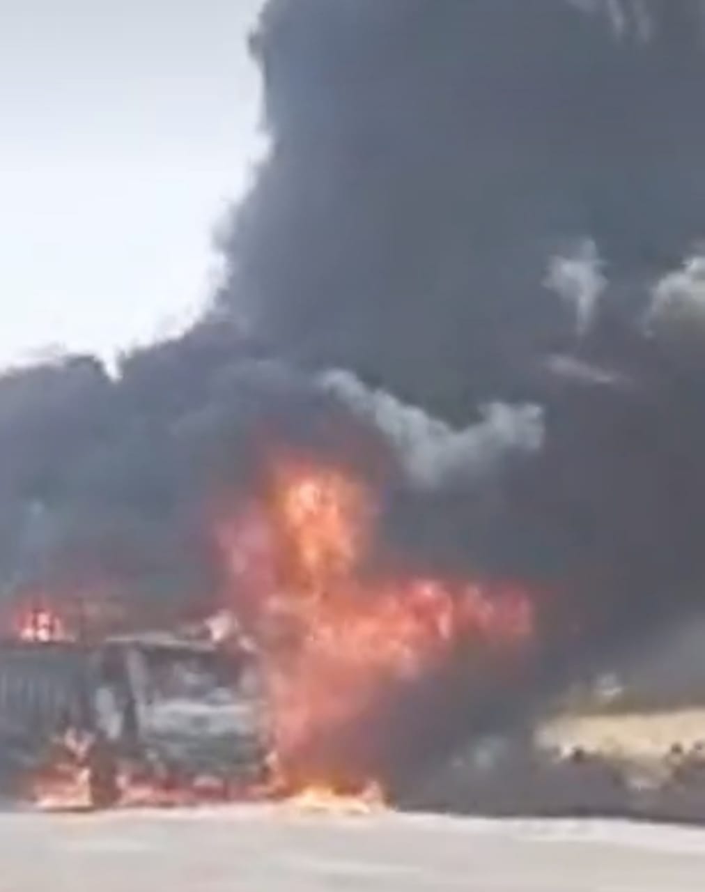 ट्रक में लगी आग,चालक ने कूदकर बचाई जान ट्रक में लगी आग,चालक ने कूदकर बचाई जान
