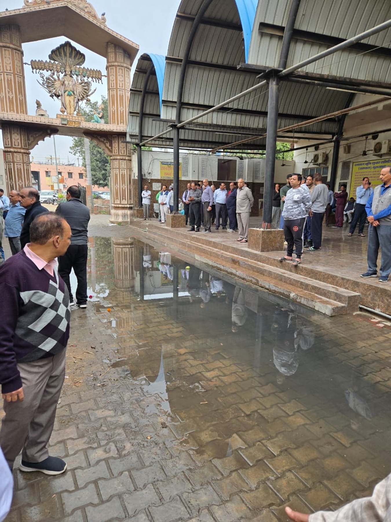 गुरुग्राम के मदनपुरी शमशान घाट में भरा सीवरेज का पानी व अंतिम संस्कार के लिए पहुंचे लोग। गुरुग्राम के मदनपुरी शमशान घाट में भरा सीवरेज का पानी व अंतिम संस्कार के लिए पहुंचे लोग।