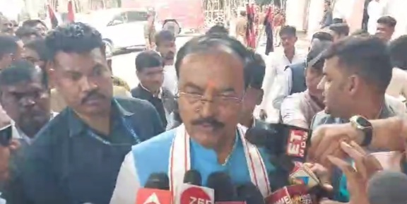 पत्रकारों से वार्ता करते उपमुख्यमंत्री पत्रकारों से वार्ता करते उपमुख्यमंत्री