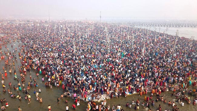 श्रद्धालुओं की भीड़ श्रद्धालुओं की भीड़