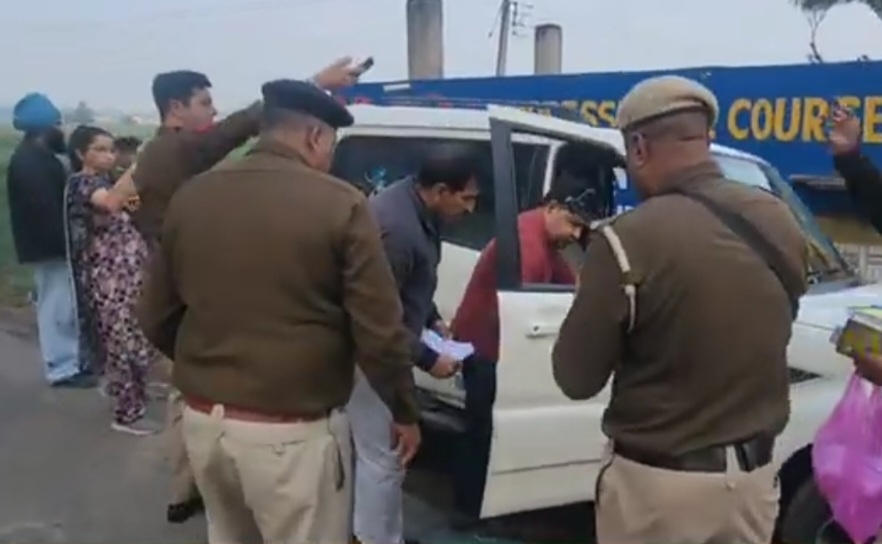 मौके पर जांच करती पुलिस मौके पर जांच करती पुलिस