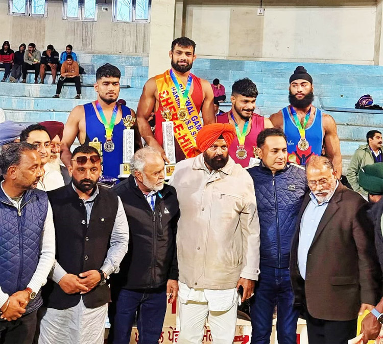 सोनीपत: सचिन व अन्य विजेता पहलवानों को सम्मानित करते आयोजक सोनीपत: सचिन व अन्य विजेता पहलवानों को सम्मानित करते आयोजक