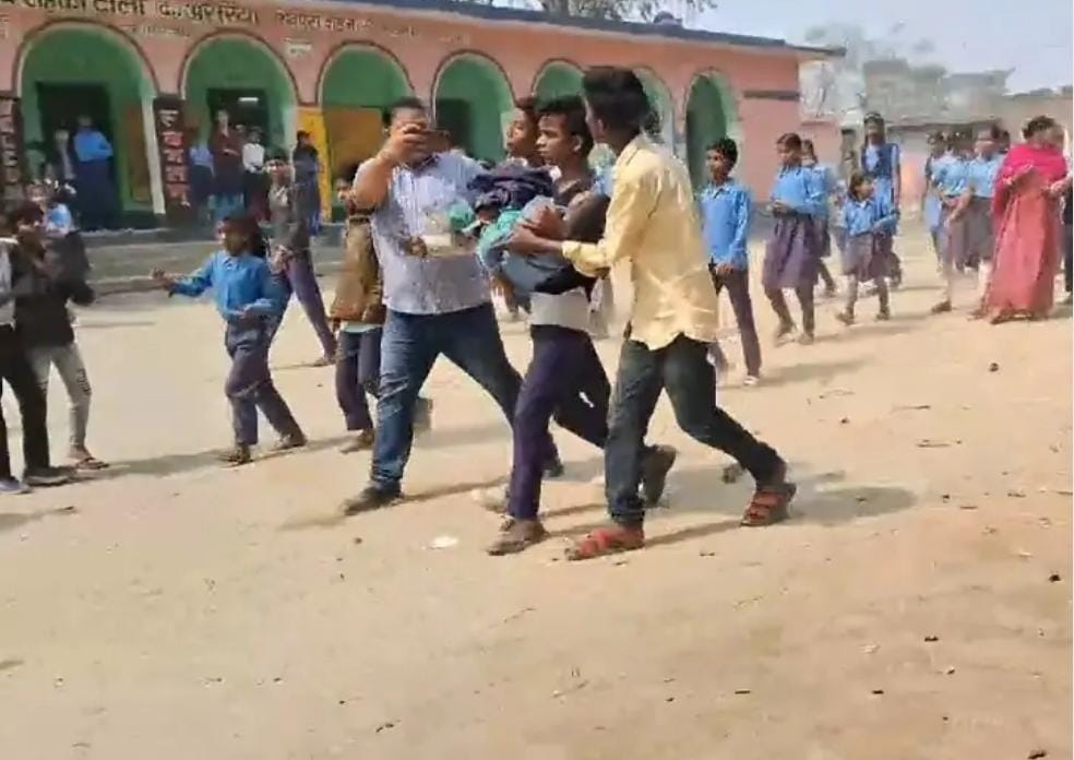 स्कूल में सूखे पेड़ की टहनी के चपेट में आने से एक छात्रा गंभीर रूप हुई जख्मी स्कूल में सूखे पेड़ की टहनी के चपेट में आने से एक छात्रा गंभीर रूप हुई जख्मी
