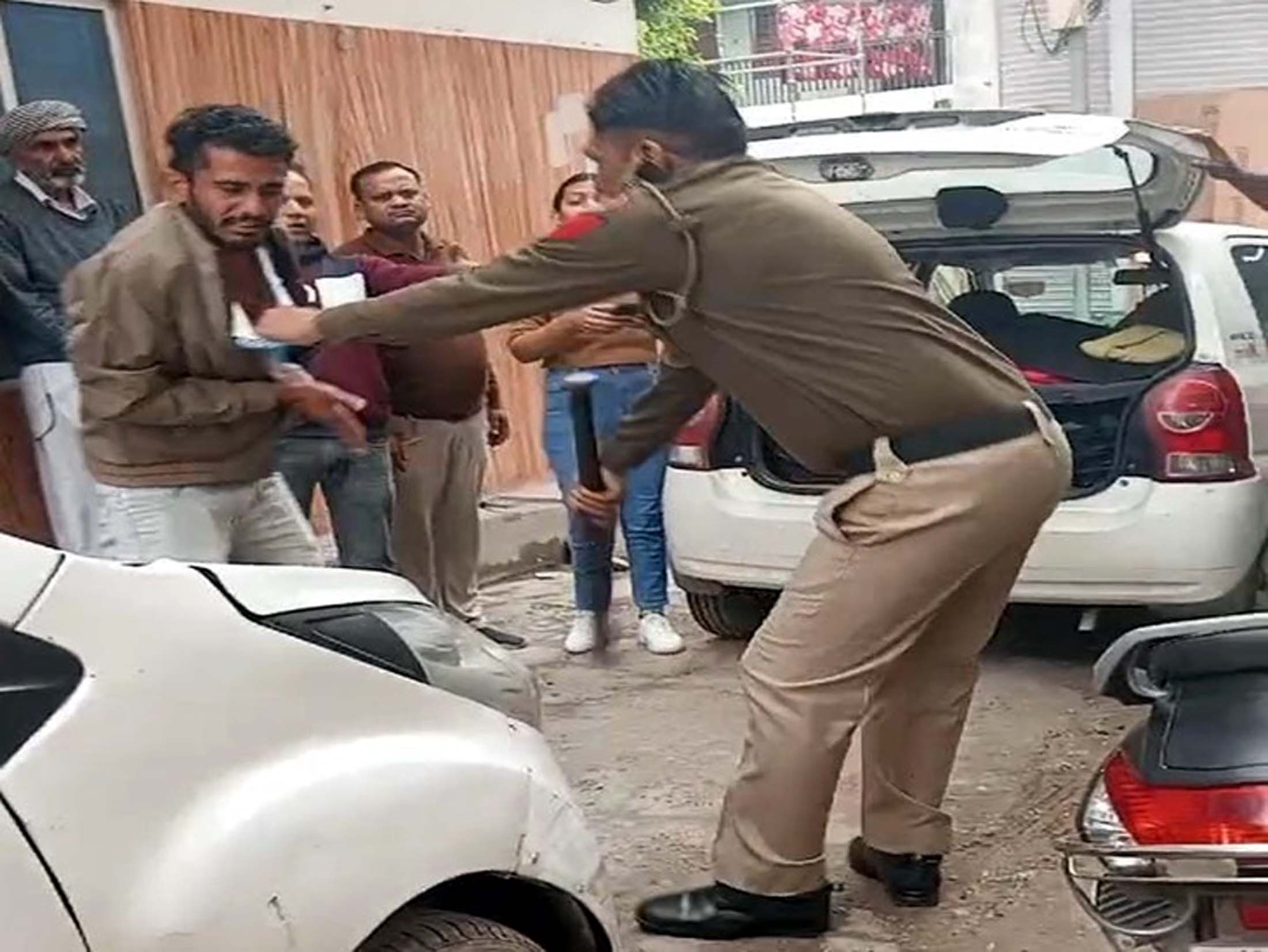 युवक की पिटाई करते हुए पुलिसकर्मी राजेश। फाइल फोटो। युवक की पिटाई करते हुए पुलिसकर्मी राजेश। फाइल फोटो।