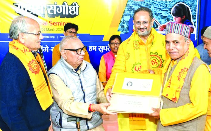 गोष्ठी के दौरान सम्मानित करते हुए गोष्ठी के दौरान सम्मानित करते हुए
