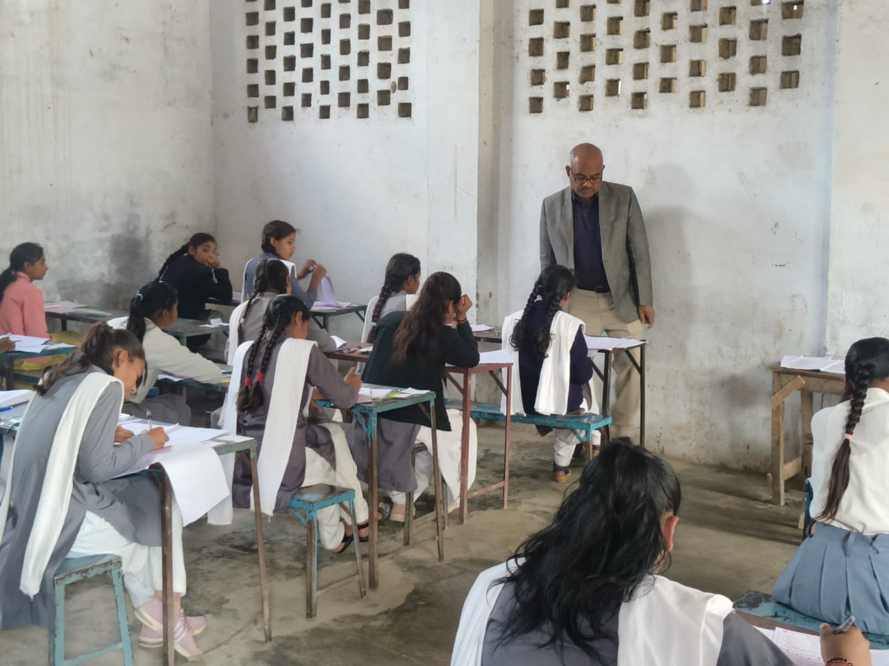 निरीक्षण करते जिलाधिकारी निरीक्षण करते जिलाधिकारी